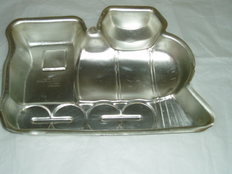 DYI baking kids cake Train cake decorating Train cake retro baking vintage baking Train shaped party pan Wilton cake pan