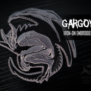 Könnte beinhalten: Ein schwarzer und silberner Bügel-Stick-Aufnäher mit einer Gargoyle und dem Text "GARGOYLE IRON-ON EMBROIDER PATCH" sowie dem Logo "BEASTSOUL Art & Graphic Artwork beastsoul.merch.com".