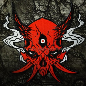 Peut inclure: Patch brodé rouge et noir représentant un crâne de démon avec un troisième œil et de la fumée s'échappant du sommet de sa tête. Le texte "etsy.com/shop/beastsoul" est visible en bas du patch.