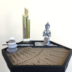 Hexagon Zen Garten mit Buddha Meditation Gartentisch Cairn Stein und Zen Werkzeuge