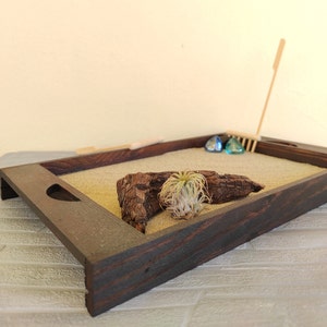 Meditatie minimalistische zen-tuinset Dienblad met drijfhout, luchtplanten tuin
