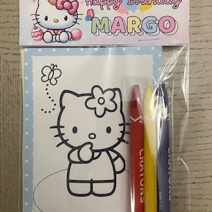 Puede incluir: Una página para colorear con Hello Kitty, una mariposa y una flor. La página viene empaquetada con tres lápices de colores rojo, amarillo y azul. El paquete tiene una pancarta que dice "Feliz cumpleaños MARGO".