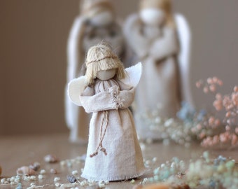Ensemble de la Sainte Famille des Croyants. Linge de protection Fait à la main Figurines d’ange gardien. Coffret cadeau de 4 poupées de chiffon de style Ukrainien Motanka.