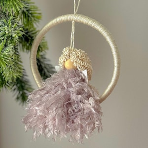 Ornamento in lino con angelo custode: piccolo amuleto da appendere