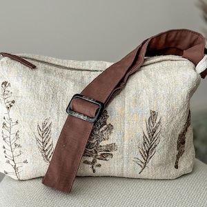Eco-Printed Leinen Schulter Crossbody Bag - Mittlere Handtasche Real Plant & Feder Design, 3 Reißverschlusstaschen, und verstellbare lange Riemen Vegan