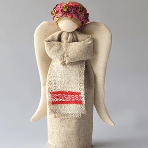 Schutzengel der Familie und des Heims. Stoff Stoffpuppe Ukrainischen Stil Motanka. Symbolhaftes Ornament, das schützt. Puppe im rustikalen Stil