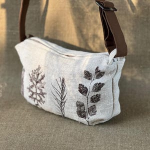 Kleine Umhängetasche aus ökologisch bedrucktem Leinen mit echtem Pflanzen- und Federdesign, 3 Reißverschlusstaschen und verstellbaren langen Trägern