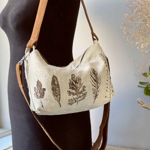 Sac à bandoulière et sac à bandoulière, impression écologique de plantes et de plumes. Fabriqué en toile antique tissée de chanvre. Sac à main de taille moyenne.