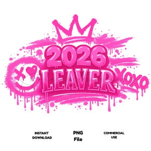 Puede incluir: Un diseño gráfico rosa con el texto "2026 LEAVER" en estilo graffiti, con una corona, una carita sonriente y acentos "xoxo". El diseño incluye salpicaduras y goteos de pintura sobre un fondo blanco.