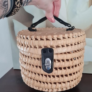 Könnte beinhalten: Rustikales Holzschild mit dem Text "Welcome to our home" in weißer Schrift. Das Schild hat eine Used-Optik und ein schlichtes, einladendes Design, ideal für die Eingangsbereichsdekoration.