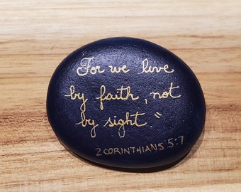 2 Kor. 5: 7 - Einzigartige handgeschriebene biblische Verse auf mit Acryl bemalten Steinen. Ein exklusives, einzigartiges und bedeutungsvolles Geschenk.