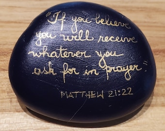 Matt. 21:22 - Einzigartige handgeschriebene Bibelverse auf mit Acryl bemalten Steinen. Ein exklusives, einzigartiges und bedeutungsvolles Geschenk.