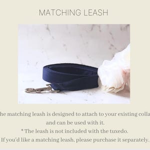 Puede incluir: Una correa para perro de tela azul marino enrollada sobre una superficie, con un mosquet&oacute;n giratorio de metal plateado en un extremo. El texto MATCHING LEASH aparece arriba, con informaci&oacute;n adicional abajo indicando que se vende por separado.