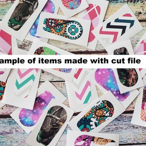 Peut inclure: Une collection d'autocollants colorés et à motifs avec différents designs, y compris des formes géométriques, des motifs de galaxies et du camouflage. Les autocollants sont sur du papier cartonné blanc et le texte "Sample of items made with cut file" est visible.