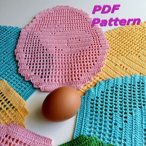 Puede incluir: Un conjunto de cuatro manteles individuales de ganchillo en rosa, amarillo, azul y verde. Los manteles individuales son circulares y tienen un diseño delicado y de encaje. Los manteles individuales están dispuestos alrededor de un huevo marrón. La imagen incluye el texto "PDF Pattern".