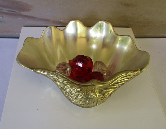 Vintage solid brass trinket dish,shell shaped coi… - image 1