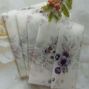 Elegante lila florale Pergaminverpackung - Größe für 13x18 Einladungen, transluzentes Pergamin, gedruckte Pergaminjacken für besondere Anlässe