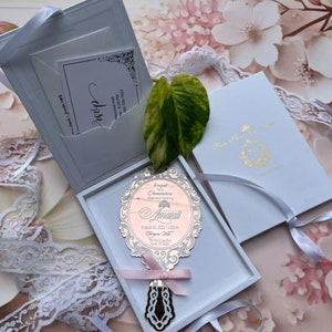 Ensemble blanc et or pour faire-part de mariage à thème |  Quinceañera de luxe invite 2025