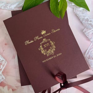 Boîte d'invitation Quinceanera bordeaux et or avec impression de feuille d'or
