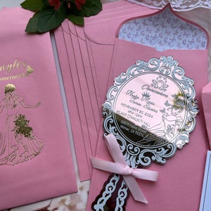 Faire-part de Quinceañera en acrylique doré Prince Mirror avec enveloppes roses, Faire-part Sweet 16 en acrylique, Faire-part de mariage de luxe avec enveloppe