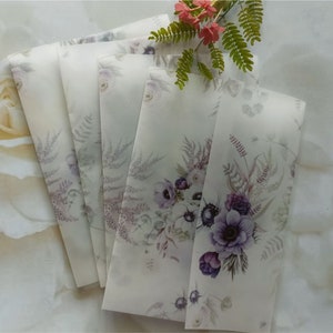 Elegante lila florale Pergaminverpackung - Größe für 13x18 Einladungen, transluzentes Pergamin, gedruckte Pergaminjacken für besondere Anlässe