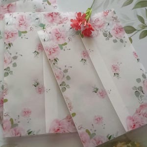 Rosa Floral Pergament-Jacke für 5x7 Hochzeitseinladung, Mariannes Blumenstrauß, englischer botanischer Garten Quinceanera Einladungs-Vellum-Wrapper