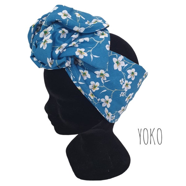 Halber Turban, verstellbarer Draht-Stirnband, floraler Turban, Mandelblüten, blauer Hintergrund YOKO
