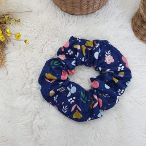 Scrunchie, elastic hair band in cotton poplin, scrunchie, hair tie in blue with multicolored floral print