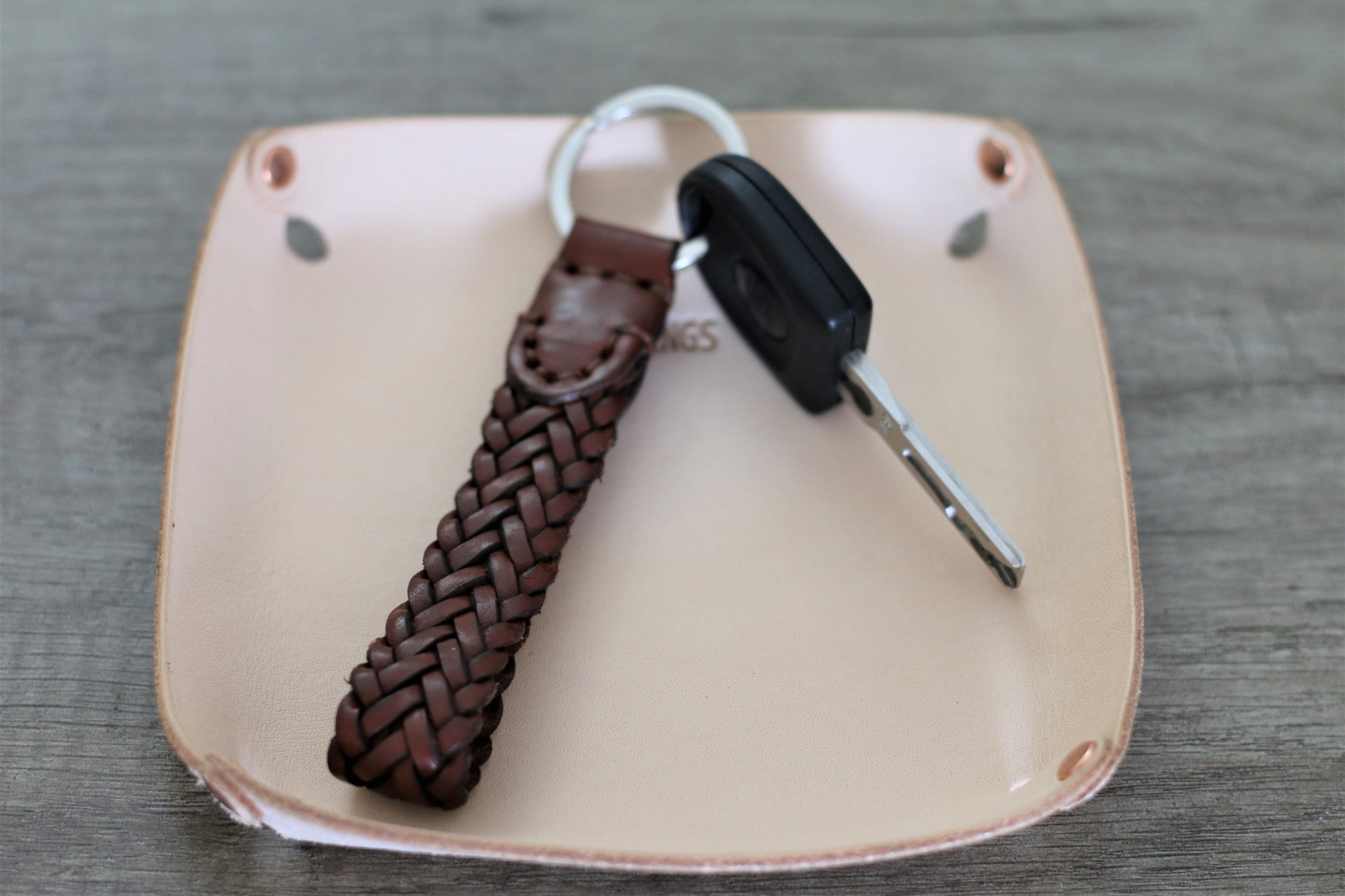 Leathings Braid Leather Keychain Handcrafted Leather Goods New Car Gift Key Fob Practical Luxury Housewarming Gift Hand Braided Keychain Gift for Men