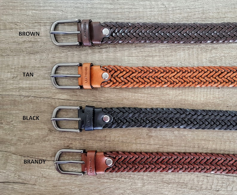 K&ouml;nnte beinhalten: Vier geflochtene Lederg&uuml;rtel in den Farben Braun, Beige, Schwarz und Cognac. Jeder G&uuml;rtel hat eine silberne Schnalle und einen kleinen Metallnieten.