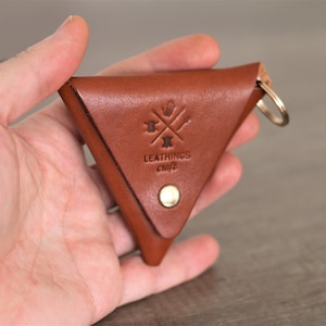 Monedero pequeño de cuero con forma de triángulo, llavero, monedero personalizado gratis, artículos de cuero unisex, regalo para ella, estuche para auriculares con anilla