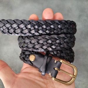 Ceinture fine en cuir tressée, ceinture tressée unisexe, cadeau de Noël et d'anniversaire, ceinture fine de 2,5 cm tissée à la main sur mesure pour hommes et femmes. image 2