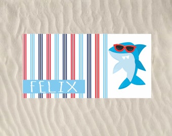 Toalla de playa personalizada de tiburón con gafas. Nombre personalizado. Toalla de microfibra suave. Toalla de piscina y playa de secado rápido de 76 x 152 cm.