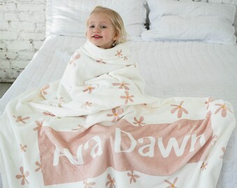 Manta grande personalizada con flores rosas de primavera: manta con nombre personalizado, acogedora manta de forro polar, regalo personalizado para cumpleaños o festividades.