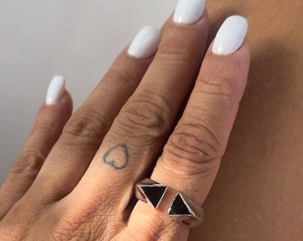 Bague en argent avec onyx/ Bague en onyx pour femme/ Bague triangle en onyx/ Bague ouverte en onyx/ Bagues en argent Onyx/ Bague double triangle/ Bagues ouvertes en onyx/ Bagues en onyx