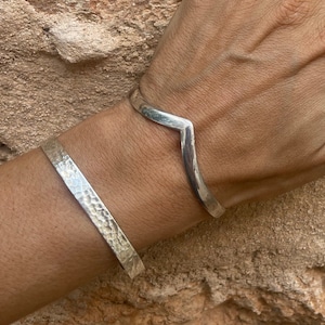 Chevron sterling silver bangle/ silver chevron bracelet/ 925 silver peak cuff/ dainty V adjustable silver bangle/ rigid pointy silver bangle