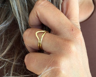 Bague en laiton V/ bague en laiton triangle/ bague en laiton pour femmes/ bague en laiton géométrique/ bagues en laiton minimales/ bijoux de la Saint-Valentin présents