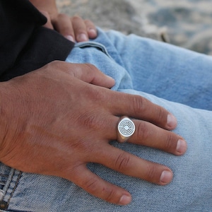 Anillo de sello para hombre en plata de ley oxidada, diseño de diana redonda