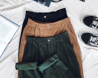 Corduroy trousers with pleats, minimal grunge. High waist, high waist. Tapered legs, tapered.