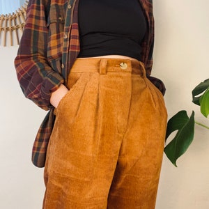 Cordhose mit Bundfalten Minimal Grunge mit Knopf und Knopfloch Cognac