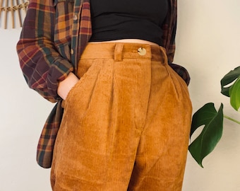 Cordhose mit Bundfalten "Minimal Grunge" mit Knopf und Knopfloch