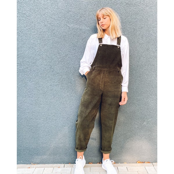 Latzhose, Dungarees, Freizeits Overall „Minimal Grunge“ aus Cord in 90er, Retro Stil, Flaschengrün