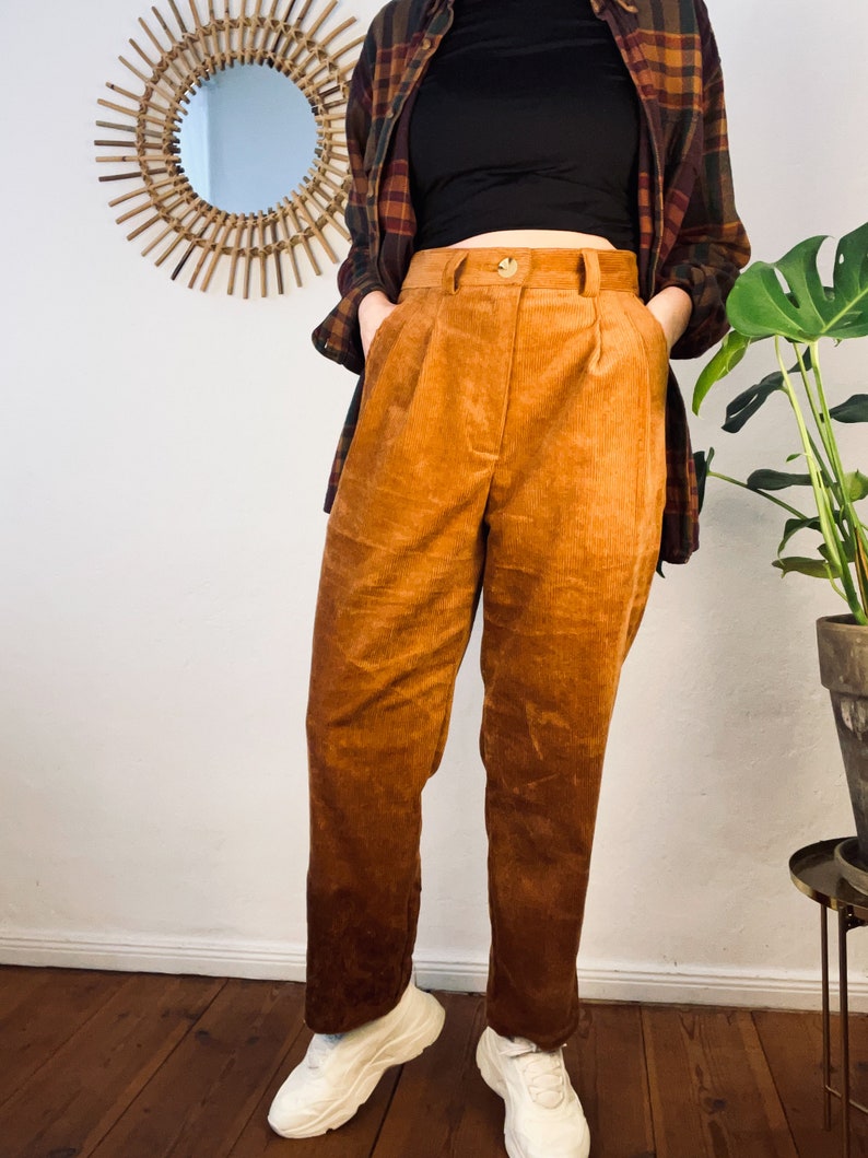 Cordhose mit Bundfalten Minimal Grunge mit Knopf und Knopfloch Bild 2