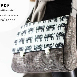 Könnte beinhalten: Eine braune und weiße Stofftasche mit einer schwarzen und weißen gemusterten Klappe. Die Tasche hat einen braunen Riemen und einen Metallverschluss. Die Tasche ist mit "PDF Schnittmuster RetroTasche" beschriftet.