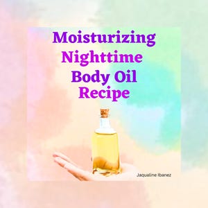 Könnte beinhalten: Eine Glasflasche mit gelbem Körperöl und einem Korkverschluss. Die Flasche wird in einer Hand vor einem bunten Hintergrund gehalten. Der Text "Moisturizing Nighttime Body Oil Recipe" ist in lila Farbe über der Flasche geschrieben. Der Text "Jaqualine Ibanez" ist in schwarzer Farbe unter der Flasche geschrieben.