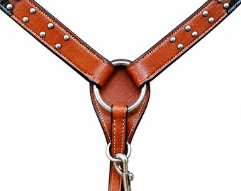 Pechera de cuero con tachuelas estilo western para caballo: equipo para rancho, rodeo y equitación de montaña.