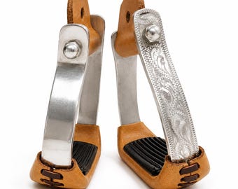 Estribos de cuero y aluminio grabados: Par de estribos vaqueros para montar a caballo estilo western, con acolchado en la banda de rodadura del cuello de 7,6 cm (3").