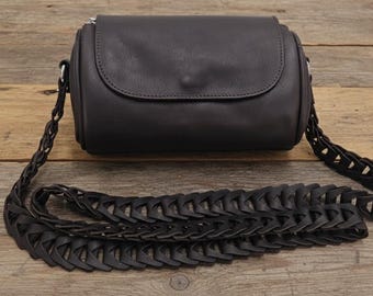 Bolso bandolera de cuero aceitado hecho a mano: correa tejida, bolso bandolera minimalista.