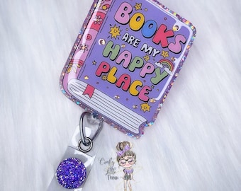 Puede incluir: Llavero de resina con purpurina morada con un diseño de libro y el texto "Books are my happy place".