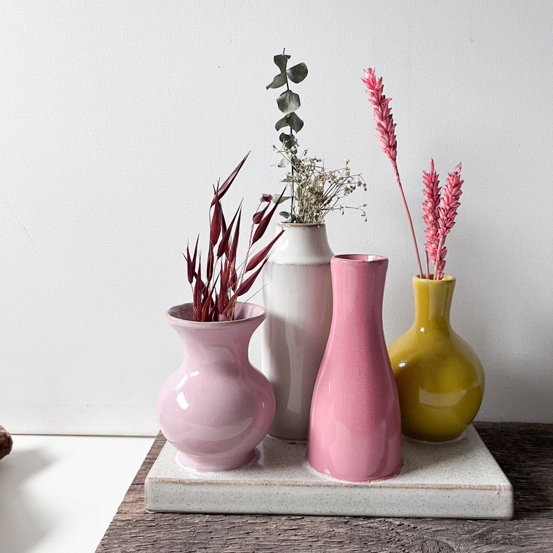 Mini Vasen Arrangement Frühling Blumen Keramik gedeckter Tisch bunt gelb rosa blau Bild 1